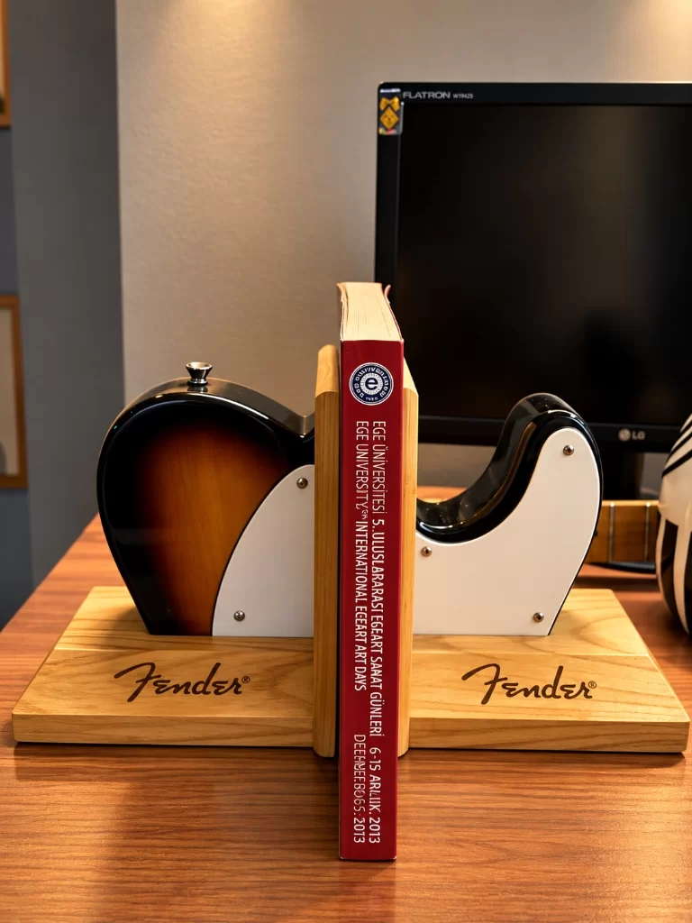 Fırat Cantekin Müzik Kursu Fender Gitar Kitaplığı ve Sanat Arşivi